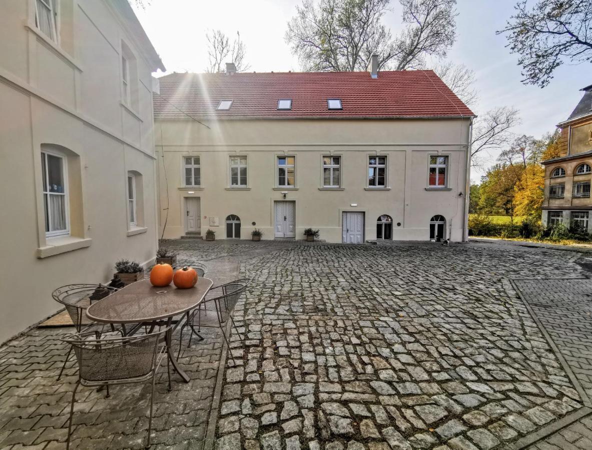 Palac I Folwark Brzeznica Brzeznica  ภายนอก รูปภาพ